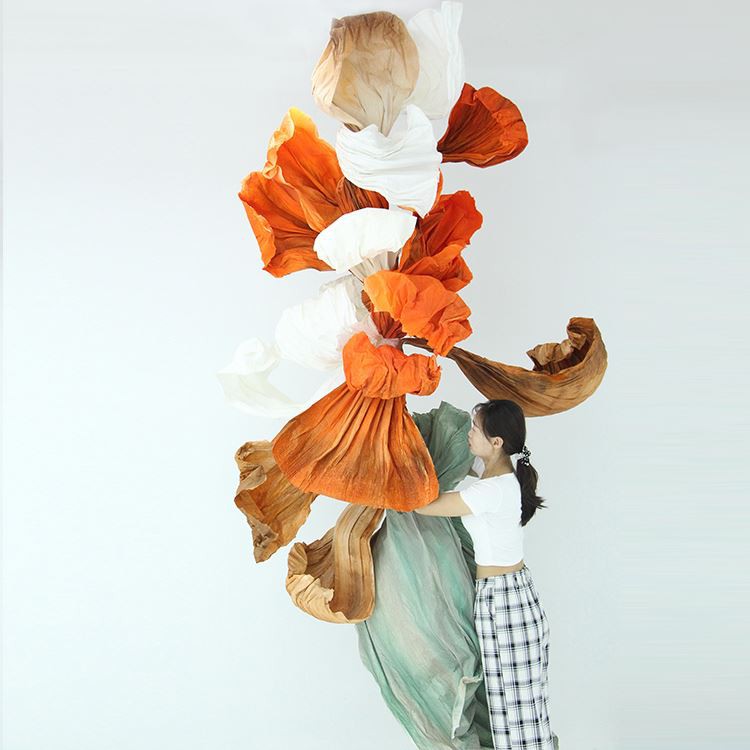 Оранжевая бумажная художественная установка