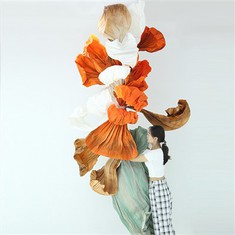 Оранжевая бумажная художественная установка